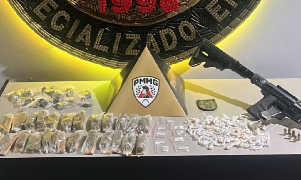 Homem é preso com drogas escondidas em caixa de esgoto em Contagem - Foto: Divulgação/PMMG