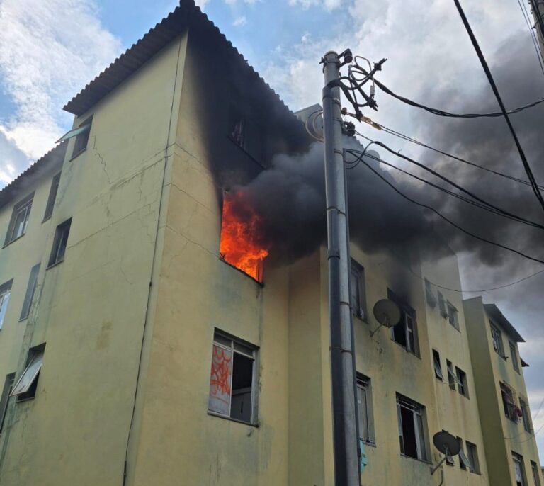 Incêndio atinge apartamento e mobiliza bombeiros no bairro Saudade, em BH - Foto: Divulgação/CBMMG