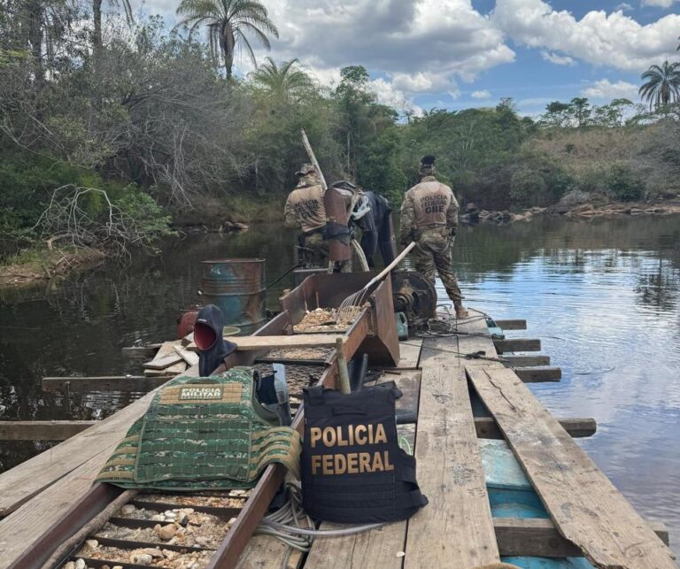 Operação Falcão Dourado desmonta garimpo ilegal no Rio Araçuaí, em MG - Foto: Divulgação/PF