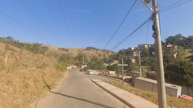 Motociclista embriagado invade passeio e atropela dois adolescentes em Sarzedo Motociclista embriagado invade passeio e atropela dois adolescentes em Sarzedo - Foto: Reprodução/Google Street View