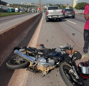 Jovem fica ferido em acidente entre carro e moto no Anel Rodoviário, em BH Jovem fica ferido em acidente entre carro e moto no Anel Rodoviário, em BH - Foto: Divulgação/CBMMG