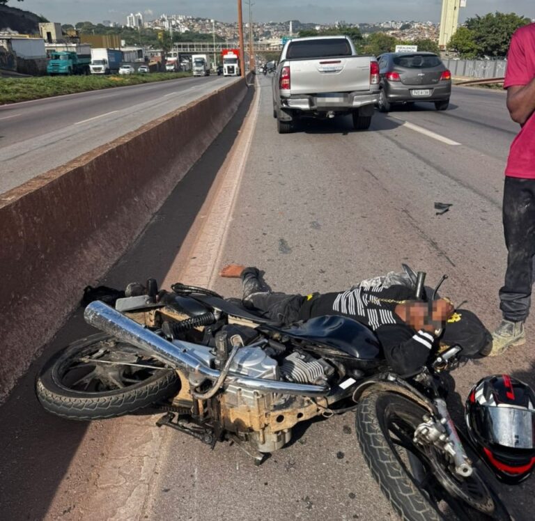 Jovem fica ferido em acidente entre carro e moto no Anel Rodoviário, em BH - Foto: Divulgação/CBMMG