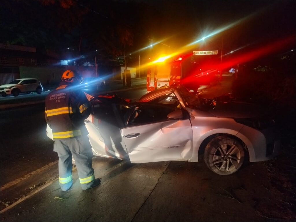 Dois homens morrem após acidente de carro em avenida de Betim - Foto: Divulgação/CBMMG