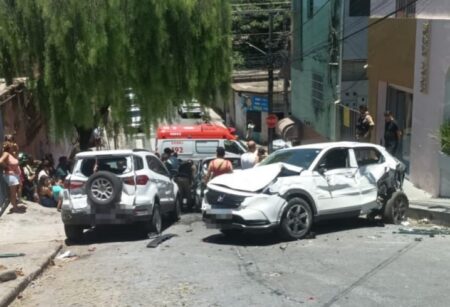 Acidente entre carros deixa feridos em rua do bairro Aparecida, em BH Acidente entre carros deixa quatro feridos em rua do bairro Aparecida, em BH - Foto: Divulgação/CBMMG