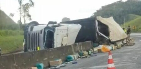 Caminhão tomba e deixa ferido na BR-040, em Barbacena; trecho segue parcialmente interdita - Foto: Reprodução/Redes Sociais