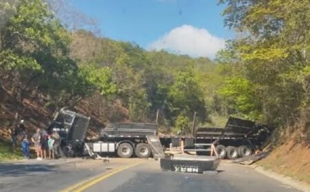 BR-251 é totalmente interditada após tombamento de carreta carregada com madeira BR-251 é totalmente interditada após tombamento de carreta carregada com madeira - Foto: Reprodução/Redes Sociais