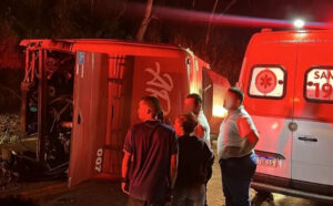 Ônibus de turismo de MG tomba, deixa mortos e feridos na BR-262, no ES - Foto: Reprodução/Redes Sociais