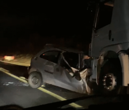 Idoso morre em acidente frontal entre carro e carreta na BR-381, em Governador Valadares Idoso morre em acidente frontal entre carro e carreta na BR-381, em Governador Valadares - Foto: Reprodução/Redes Sociais