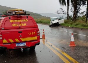 Acidente entre carros deixa vítimas feridas na BR-381, na Grande BH Acidente entre carros deixa feridos na BR-381, na Grande BH - Foto: Divulgação/CBMMG