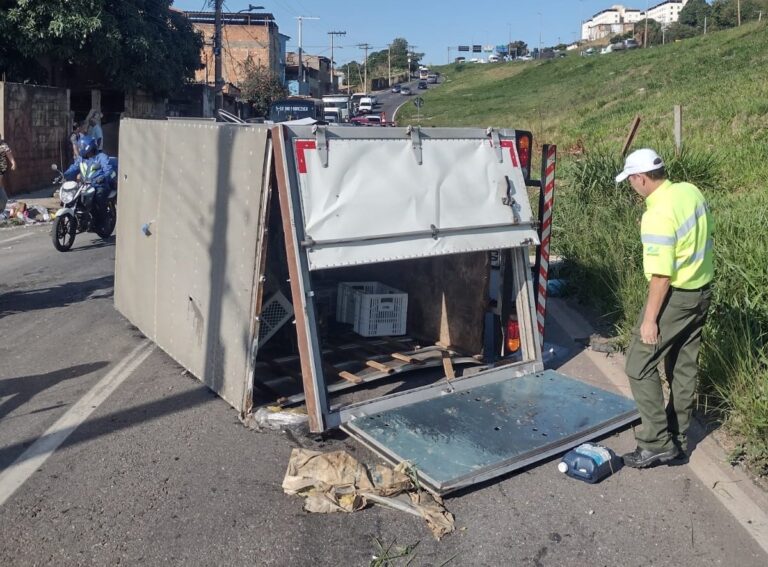 Caminhão capota, deixa ferido e complica trânsito no Anel Rodoviário, em BH - Foto: Divulgação/BHTrans