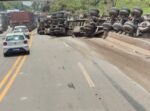 Carreta tomba após acidente na BR-040, em Congonhas - Foto: Reprodução/Redes Sociais