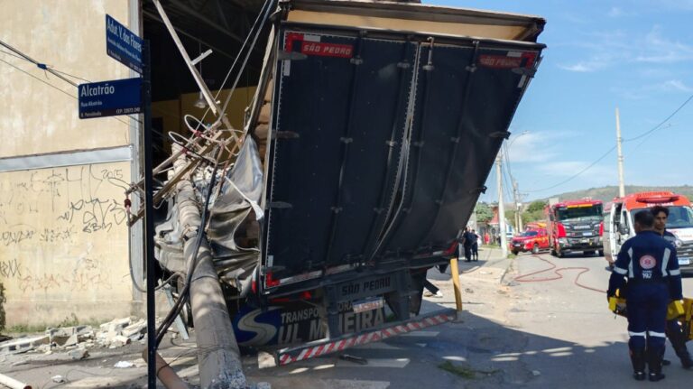 Carreta invade empresa, derruba postes e deixa feridos em Contagem - Foto: Divulgação/CBMMG