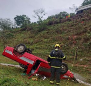 Homem morre após carro capotar e cair às margens de córrego na BR-381, em Nova Era Homem morre após carro capotar e cair às margens de córrego na BR-381, em Nova Era - Foto: Divulgação/CBMMG