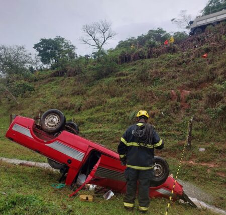 Homem morre após carro capotar e cair às margens de córrego na BR-381, em Nova Era - Foto: Divulgação/CBMMG