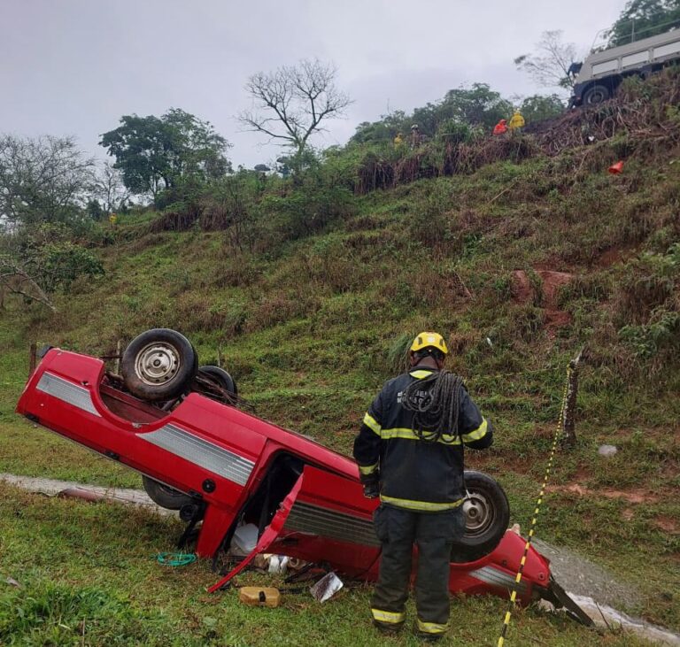 Homem morre após carro capotar e cair às margens de córrego na BR-381, em Nova Era - Foto: Divulgação/CBMMG