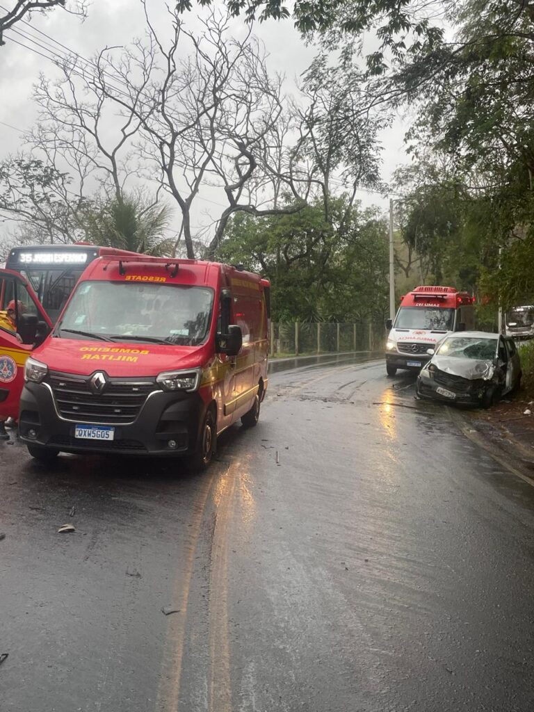 Acidente entre carro e ônibus deixa feridos em Juiz de Fora 1 Acidente entre carro e ônibus deixa feridos em Juiz de Fora - Foto: Divulgação/CBMMG