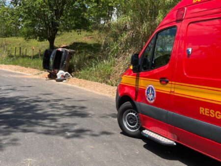 Seis pessoas ficam feridas após carro capotar na zona rural de Varginha - Foto: Divulgação/CBMMG