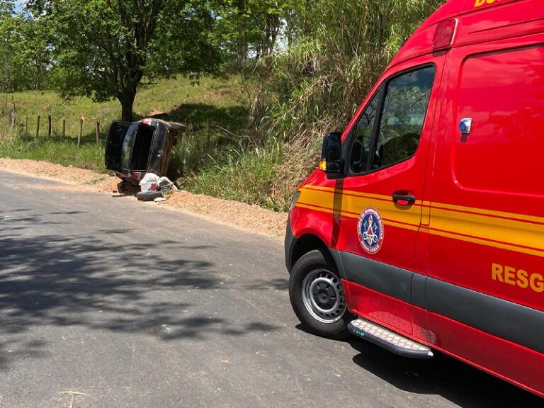 Seis pessoas ficam feridas após carro capotar na zona rural de Varginha Seis pessoas ficam feridas após carro capotar na zona rural de Varginha - Foto: Divulgação/CBMMG