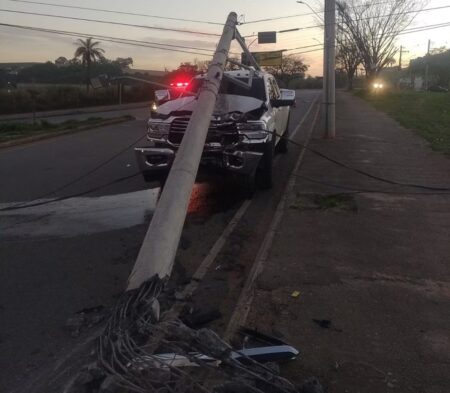 Acidentes em Contagem: carro capota e Hilux derruba poste; motoristas fugiram - Foto: Divulgação/Transcon
