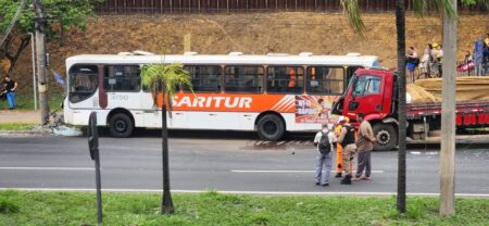 Acidente entre ônibus e carreta deixa 15 feridos na BR-381, em Ipatinga Acidente entre ônibus e carreta deixa 15 feridos na BR-381, em Ipatinga - Foto: Marcelo Luciano/Divulgação