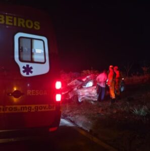 Mulher morre e marido e bebê ficam feridos após acidente na AMG-0370, em MG - Foto: Divulgação/Corpo de Bombeiros