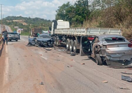 Engavetamento entre caminhões e carros complica trânsito na Fernão Dias, em Betim Engavetamento entre caminhões e carros complica trânsito na Fernão Dias, em Betim - Foto: Reprodução/Redes Sociais
