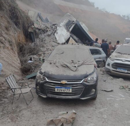 Vídeo flagra acidente grave com carreta na Rodovia Fernão Dias, em Brumadinho Vídeo flagra acidente grave com carreta na Rodovia Fernão Dias, em Brumadinho - Foto: Reprodução/Redes Sociais
