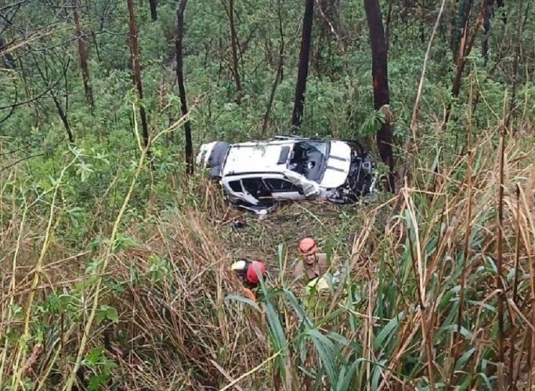 Carro despenca de barranco e motorista fica ferido na MGC-262, na Grande BH - Foto: Divulgação/CBMMG