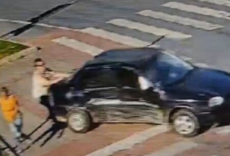 Vídeo: Mulher é atingida por carro na calçada na Avenida Olegário Maciel, em BH Mulher é atingida por carro na calçada na Avenida Olegário Maciel, em BH - Foto: Reprodução/Câmera de segurança