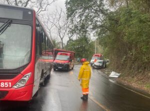 Acidente entre carro e ônibus deixa feridos em Juiz de Fora Acidente entre carro e ônibus deixa feridos em Juiz de Fora - Foto: Divulgação/CBMMG