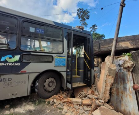 Ônibus atinge muro de casa no bairro Maria Goretti, em BH - Foto: Divulgação/CBMMG