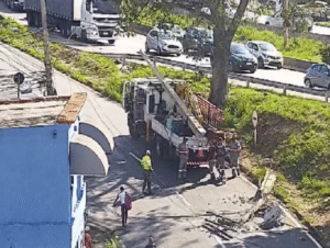 Queda de poste atinge carro e bloqueia marginal do Anel Rodoviário, em BH Queda de poste atinge carro e bloqueia marginal do Anel Rodoviário, em BH - Foto: Divulgação/BHTrans