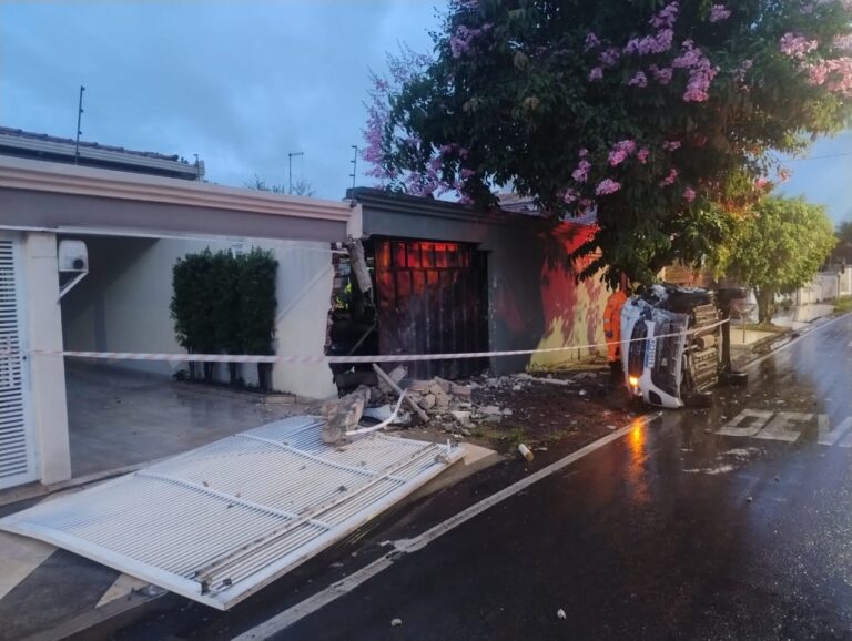 Homem morre após acidente de carro em rua de Betim - Foto: Divulgação/CBMMG