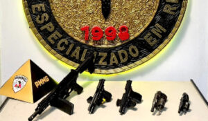 Homem é preso com fuzil e quatro armas durante operação da PM em Contagem - Foto: Divulgação/PMMG