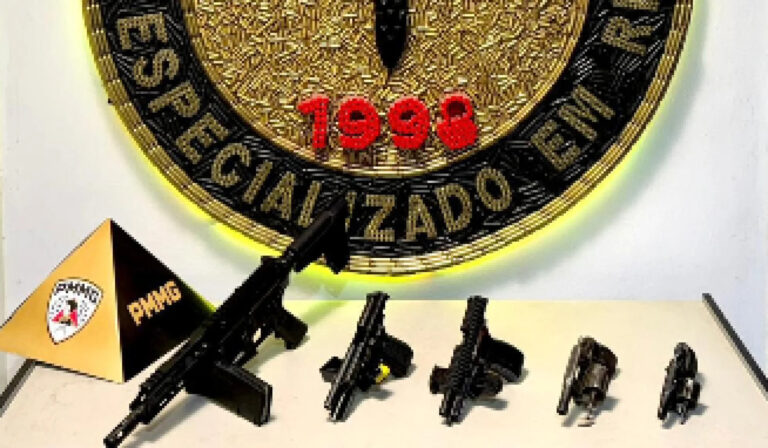 Homem é preso com fuzil e quatro armas durante operação da PM em Contagem - Foto: Divulgação/PMMG