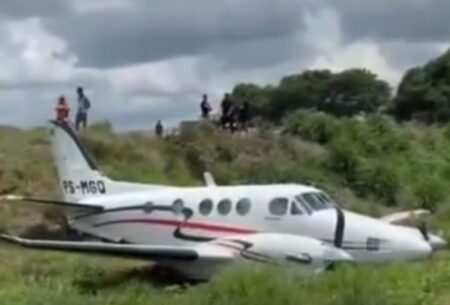 Piloto perde controle e avião cai no aeroporto de Pará de Minas Piloto perde controle e avião cai no aeroporto de Pará de Minas - Foto: Reprodução/Redes Sociais