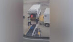 Funcionário é flagrado arremessando bagagens de passageiros no Aeroporto de BH - Foto: Reprodução/Redes Sociais