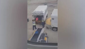 Funcionário é flagrado arremessando bagagens de passageiros no Aeroporto de BH - Foto: Reprodução/Redes Sociais