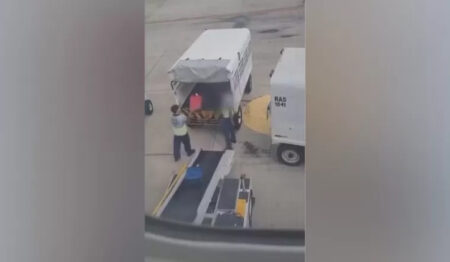 Funcionário é flagrado arremessando bagagens de passageiros no Aeroporto de BH - Foto: Reprodução/Redes Sociais