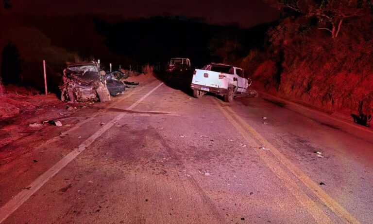 Acidente entre duas caminhonetes deixa uma mulher morta na MGC-259, em Guanhães - Foto: Divulgação/PMRv
