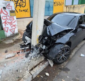 BMW bate em poste e deixa três mulheres feridas na Pampulha, em BH - Foto: Reprodução/Redes Sociais