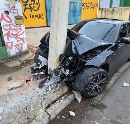 BMW bate em poste e deixa três mulheres feridas na Pampulha, em BH BMW bate em poste e deixa três mulheres feridas na Pampulha, em BH - Foto: Reprodução/Redes Sociais