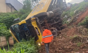 Carreta dos Correios cai em ribanceira na BR-381, em João Monlevade Carreta dos Correios cai em ribanceira após perder o controle na BR-381, em João Monlevade - Foto: Reprodução