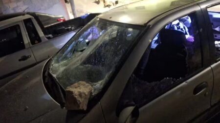 Facção invade casa, atira e destrói carro de tia de traficante na Pedreira Prado Lopes, em BH Facção invade casa, atira e destrói carro de tia de traficante na Pedreira Prado Lopes, em BH - Foto: Divulgação/PMMG