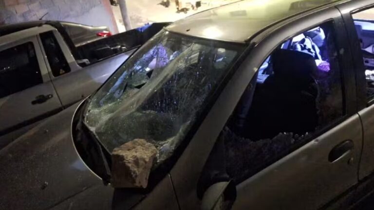 Facção invade casa, atira e destrói carro de tia de traficante na Pedreira Prado Lopes, em BH Facção invade casa, atira e destrói carro de tia de traficante na Pedreira Prado Lopes, em BH - Foto: Divulgação/PMMG