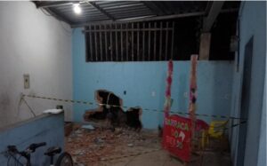 Pedra se desprende de encosta e atinge casa durante chuva em BH Pedra se desprende de encosta e atinge casa durante chuva em BH - Foto: Divulgação/Defesa Civil de BH