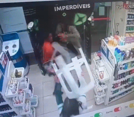 Funcionária de drogaria usa cadeira de plástico para expulsar casal de ladrões em BH - Foto: Reprodução/Câmera de segurança