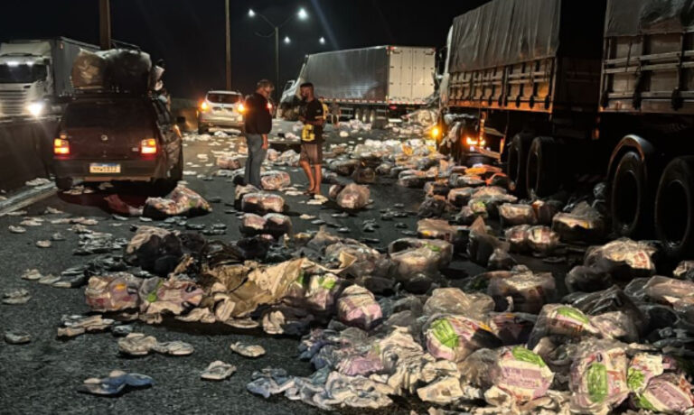 Acidente entre carretas espalha carga e causa bloqueio parcial da BR-381, em Pouso Alegre - Foto: Reprodução/Redes Sociais