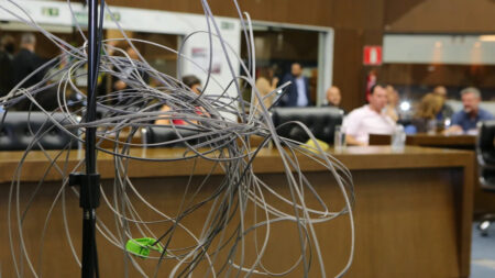 Câmara de BH aprova projeto que obriga retirada de fios e cabos abandonados Câmara de BH aprova projeto que obriga retirada de fios e cabos abandonados - Foto: Divulgação/CMBH