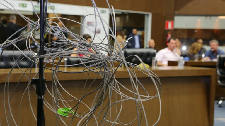 Câmara de BH aprova projeto que obriga retirada de fios e cabos abandonados - Foto: Divulgação/CMBH